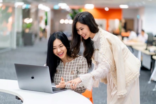 Race Wong (left) and Rhonda Wong (right) at work